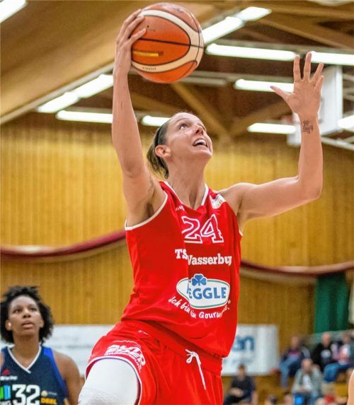 Auch 18 Punkte und 13 Rebounfd der starken Becca Tobin reichten getsren Abend in Fribourg nicht zum Sieg für Wasserburg. Foto  Brei