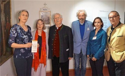 Auf Balthasar Mangs Spuren: Museumsleiterin Dr. Susanne Abel, Marieberthe Hoffmann-Falk aus Buchbach (Organisatorin der Mang-Ausstellung 2015 in Buchbach), Kreisheimatpfleger Ernst Aicher sowie die Arbeitskreis-mitwirkenden Hannes Roth, Diana Herrmann und Manfred Fischer (von links).Foto re