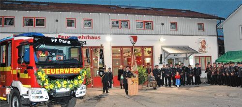 Auf Hochglanz poliert war das neue Hilfeleistungslöschgruppenfahrzeug der Freiwilligen Feuerwehr Pang, das am Samstag gesegnet und den Feuewehrleuten übergeben wurde. Foto  Knarr