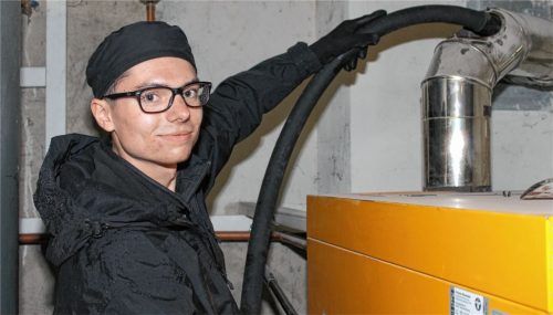 Azubi Sebastian Grill entfernt im Keller den Ruß aus dem Kamin. Fotos Heinz