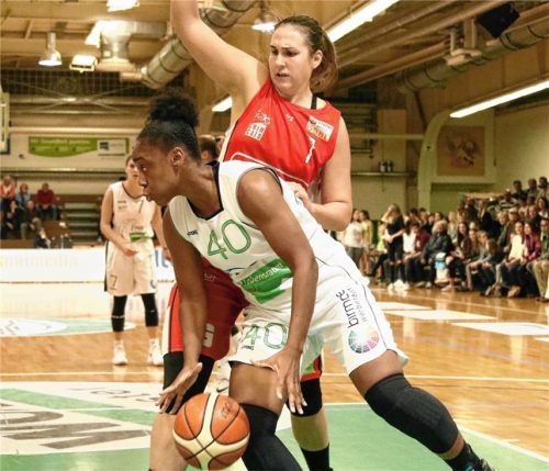 Bad Aiblings Destinee Young (vorne) spielte eine überragende Partie. Hier setzt sie sich gegen Jovana Mandic (Chemnitz) durch. Foto  Fehrmann