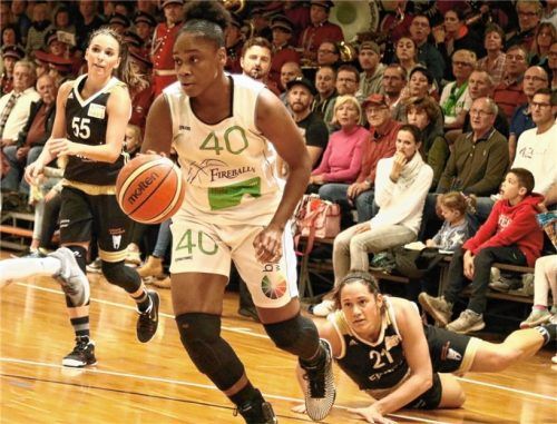 Bad Aiblings Lashea Young enteilt hier zwei hannoveraner Spielerinnen.Foto Fehrmann