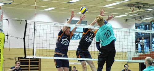 Bastian Hörster (links im Block, daneben Michi Mayer) soll es also im Zuspiel richten. Dahinter von links Alex Brandstetter, der wohl als Mittelblocker auf das Feld tritt, Fabian Bartsch, der Akzente im Außenangriff setzen soll, und Hauke Ferch, der sich im Training ebenfalls als Außenangreifer empfohlen hatte, zuletzt aber auch als Mittelblocker herhalten musste und auch als Libero einsetzbar wäre. Foto  je