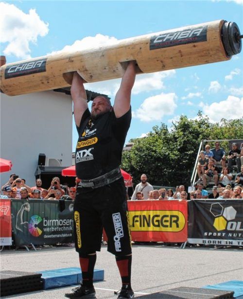 Baumstamm stemmen ist eine Disziplin im Wettkampf Deutschland gegen Österreich.