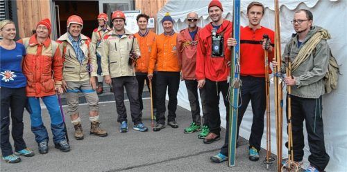 Begeisterte die Besucher: die „Modenschau“ mit Kleidung der Bergretter einst und heute.Fotos  lotter