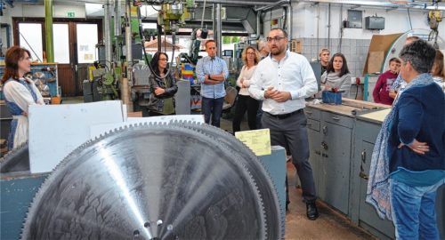 Bei der Betriebsführung: Geschäftsführer Michael Kohnle erläutert die Produktionsabläufe.Fotos Sedlbauer