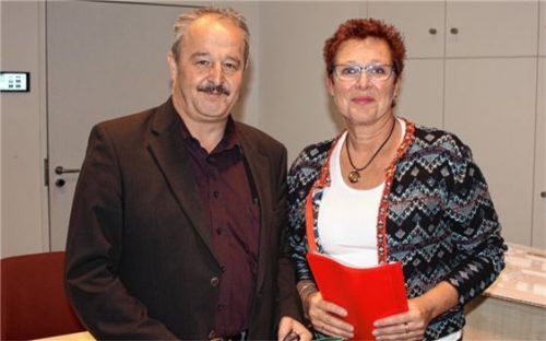 Bei der Vereidigung: das neue Stadtratsmitglied Carola Ziegler mit Bürgermeister Peter Kloo.Foto Gantner