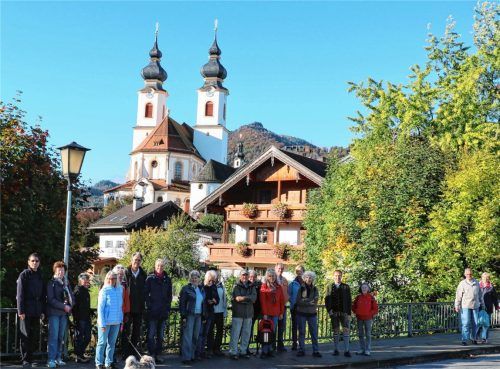 Bei herrlichem Herbstwetter führte die Tourist-Info die Teilnehmer von Brücke zu Brücke. Foto reh