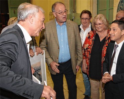 Beim Empfang im Rathaus überreichte Vizebürgermeister Tal Elal Landrat Wolfgang Berthaler eine aus Kristall gefertigte Darstellung von Beer Sheva.Foto re
