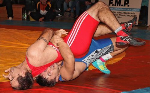 Bestens aufgelegt: Alex Patalaschko (blaues Trikot) holte einen sicheren Sieg gegen den Penzberger Alexander Dürr.Foto Wittenzellner