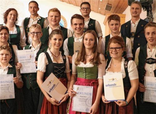 Bezirksjugendleiterin Michaela Haindl, Helmut Rosenwink, Vorsitzender der Wildenwarter Musikkapelle, und die beiden Dirigenten Sebastian Graf und Eva-Maria Gruber überreichten die Urkunden und Abzeichen an neun Mitglieder der Jugendkapelle Wildenwart.Foto reh