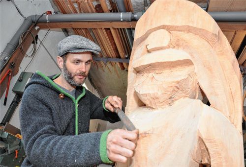 Bis zu ein Jahr sägt, feilt und schleift Simon Spagl in seiner kleinen Werkstatt im Innenhof der ehemaligen Mühldorfer Turmbrauerei in seiner Freizeit an eine lebensgroße Tiki-Figur hin.Fotos ha