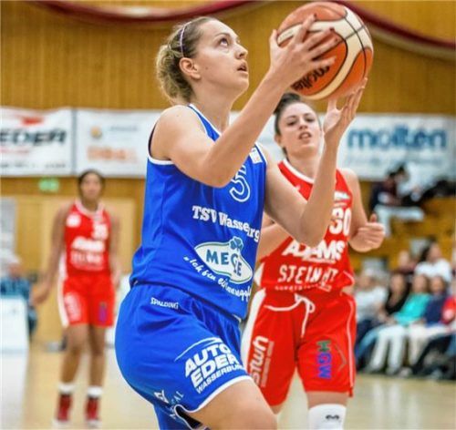 Blickrichtung oben: Wasserburgs Milica Deura.Foto Brei