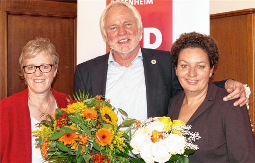 Blumen für die Kandidaten: Versammlungsleiterin Elisabeth Jordan (links) gratulierte Alexandra Burgmaier und Werner Gartner als Erste.Foto  Hoffmann