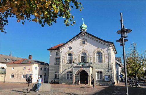 Brandschutzmaßnahmen werden in der Musikschule im Alten Rathaus (rechts) durchgeführt. Der Abbruch des ehemaligen BRK-Heims (links) ist indes vom Tisch.Foto Gantner