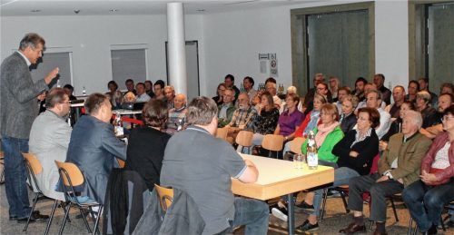 Bürgermeister Bernd Fessler (links) erklärt den Bürgern die Entscheidungen des Gemeinderats.Foto Heinz