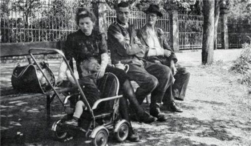 Carl Paul Rotthaus (rechts) in Hausen mit Paul und Hanni Rotthaus und Enkel Dirk im Juni 1943.Foto Paul Rotthaus