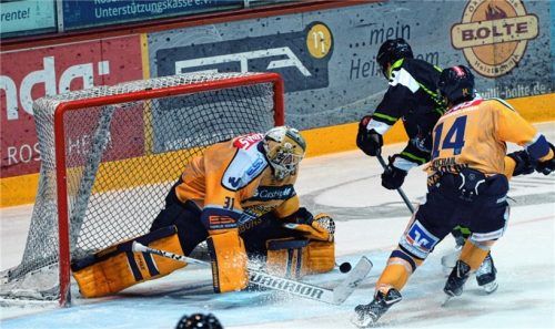 Chance für die Starbulls gegen Waldkraiburg durch Daniel Bucheli. Foto  Ruprecht