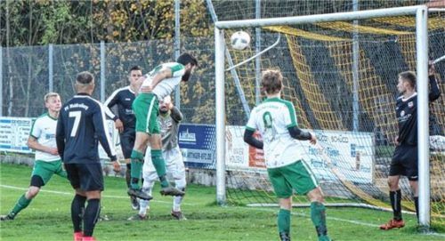 Christian Bauer köpft hier zum 1:1-Ausgleich für Reichertsheim-Ramsau ein.Foto Wimmer