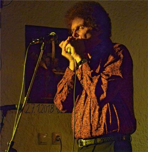 Christian Dozzler mit seiner Mundharmonika. Foto  Bovers