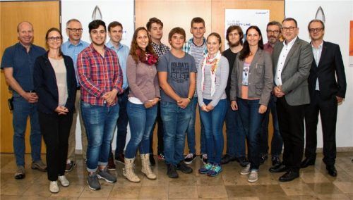 Clariant Verwaltungsgesellschaft mbH: Bei Clariant Produkte (Deutschland) GmbH starten drei Chemikanten und vier Chemielaboranten ins Berufsleben.