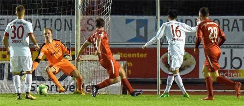 Das 2:0 für Bayern: Der Ex-Sechziger Raphael Obermaier traf aus der Drehung ins lange Eck. Fotos  Ziegler
