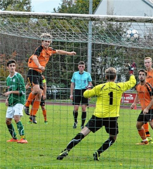 Das 2:1 für den Sportbund: Thomas Ofenmacher (links) köpfte einen Eckball zur Führung ein. Foto Neumeier