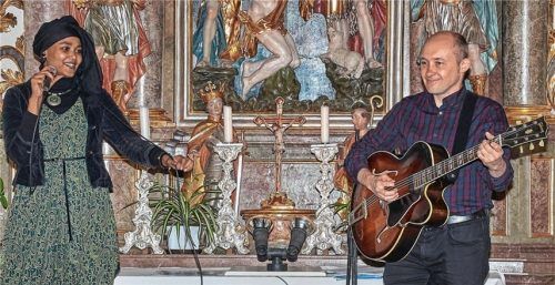 Das Duo Amina Thiombane (Gesang) und John Brunton (Gitarre) schlug mit Blues, Soul und Jazz ungewohnte Töne bei der Schweppermann-Serenade an, kam damit aber bei den Zuhörern gut an.Foto kch