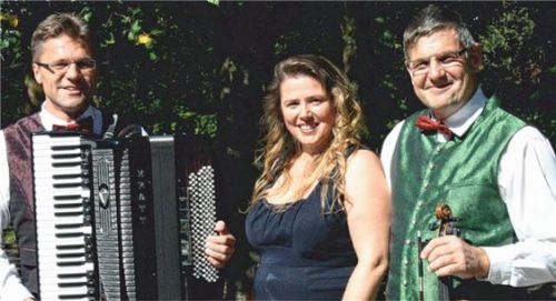Das Duo „As time goes by“ mit Thomas Breitsameter, Violine (rechts), und Janusz Myschur, Akkordeon (links), und die Mühldorfer Sopranistin Christine Enghofer.Foto re