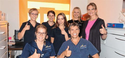Das hoch qualifizierte, Praxisteam um Dr. Stephan Anders (vorne rechts) und Zahnärztin Daniela Rasthofer (vorne links) besteht aus einem Assistenz-Zahnarzt, zwei Zahntechnikern und elf Voll- beziehungsweise Teilzeitkräften. Auf dem Bild (von links): Stephanie Borrmann, Irmi Paul, Vio Kukiqi, Renate Pink, Maria Englberger.Foto baumann