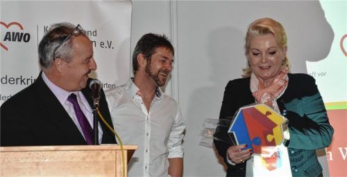 Das MGH-Symbol in Form eines fünfteiligen Puzzles aus dem 3D-Drucker hatten Peter Kloo und Klaus Schindler (Mitte) für Oberbürgermeisterin Gabriele Bauer in petto. Foto schlecker