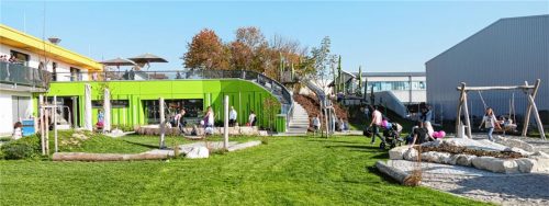 Das neue Kinderhaus „Kieselstein“ mit vielen Spielmöglichkeiten im Garten; rechts hinten der Rutschenhang und Schlittenberg, der von der Dachterrasse im Obergeschoss in den Garten führt.Fotos Hoffmann