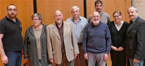 Das neue Präsidium des Ortskartells mit den Bürgermeistern (von links): Schriftführer Michael Kohnle, Dritte Bürgermeisterin Dagmar Levin-Feltz, Vorsitzender Günther Zellner, Revisor Rudolf Eder, Kassier Klaus Kontny, stellvertretender Vorsitzender Stefan Reischl, Revisorin Sabine Geidel und Bürgermeister Peter Kloo. Foto Hoffmann