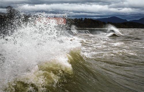 Das Sturmtief sorgte am Sonntag für hohe Wellen am Chiemsee. Unser Bild zeigt den Blick vom Dampfersteg zur Wasserwachtsstation. Foto Niederbuchner