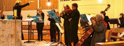 Das von Cornelia von Kerssenbrock geleitete Kammerorchester Kolbermoor ist vor der Orgel postiert, die Geburtstag feiert. Foto Janka