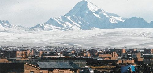 Dem Himmel so nah: Die Stadt El Alto in Bolivien auf 4000 Meter Höhe, wo Padre Obermaier jahrzehntelang gegen die Armut und für den Glauben kämpfte. Dahinter der 6088 Meter hohe Huayna Potosí. Foto fkn