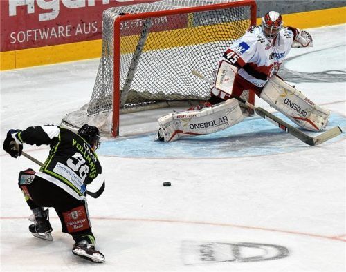 Der Führungstreffer für die Starbulls Rosenheim durch Maximilian Vollmayer.