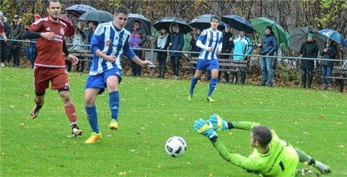 Der Raublinger Valentin Schöffel scheitert in dieser Szene an Großholzhausens Torhüter Max Barbarino.Fotos Ruprecht