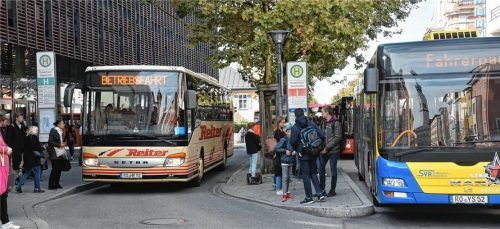 Der Rosenheimer Busbahnhof an der Stollstraße ist eine Drehscheibe des Öffentlichen Personennahverkehrs in der Region. Es gibt aber auch Gemeinden im Landkreis, in denen der ÖPNV ein Schattendasein fristet.Foto schlecker