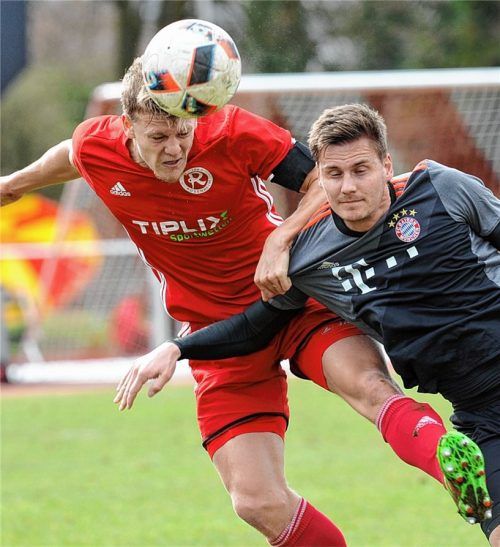 Der Sechziger-Kapitän Mathias Heiß in der letzten Saison bei einem Kopfballduell im Spiel gegen den FC Bayern München II. Foto  Ziegler