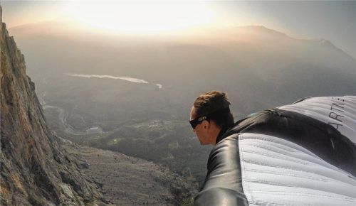Der Traum vom Fliegen: Basejumper Maxi Werndl bei seinem letzten Sprung in Italien – und bei seinem Weg aus dem Extremsport, aus der Sucht.Foto Beech studios