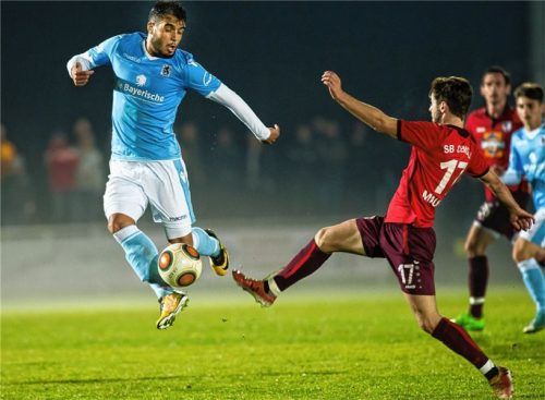 Der zweifache Münchner Torschütze Mohamad Awata setzt sich hier gegen Traunsteins Andreas Maurer durch.Foto Weitz