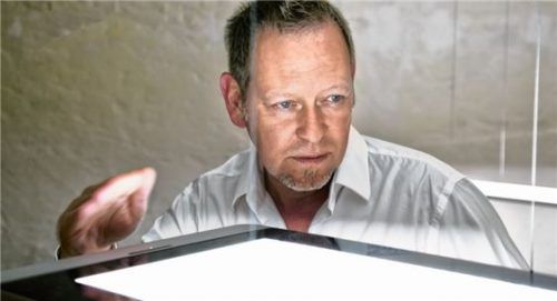 Designer Gerhard Grimmeisen aus Wasserburg mit der prämierten Leuchte „Onyxx Air 2.0“. Foto re