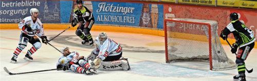 Die 1:0-Führung für die Starbulls Rosenheim gestern Abend durch Dominik Daxlberger (nicht auf dem Bild). Fotos  Ziegler