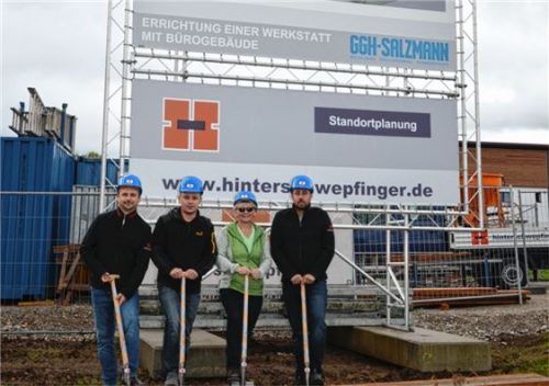 Die Bauherren Annelies und Michael Geppert von GGH Salzmann umrahmt von den für Planung und Ausführung verantwortlichen Vertretern der Hinterschwepfinger Projekt GmbH, Christian Hallweger, Architekt (links) und Manuel Hagel, Projektleiter (rechts) Foto re