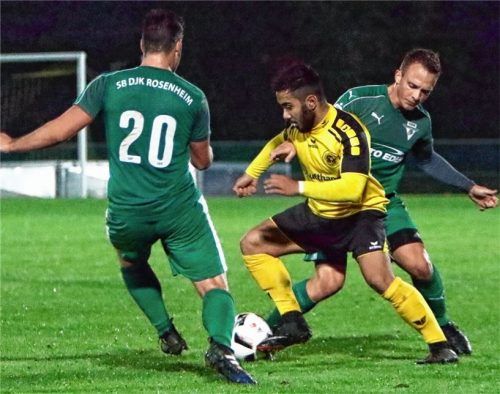 Die beiden SBR-Spieler Heiko Petrasch (links) und Marco Oberberger attackieren den Freisinger Angreifer Burak Özdemir.Foto Fehrmann