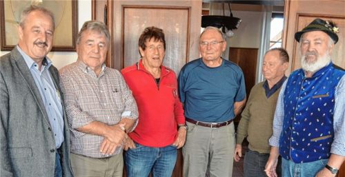 Die besten Schafkopfspieler des Senioren-Schafkopfens mit Bürgermeister Peter Kloo (links), der die Preisverteilung übernahm.Foto Sedlbauer