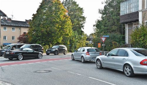Die Einfädelung des Verkehrs aus der Wasserburger Straße in die Salzburger Straße in Stephanskirchen verläuft an normalen Tagen und außerhalb der Verkehrsspitzen relativ problemlos. Im Winterhalbjahr bilden sich im morgendlichen Pendlerverkehr auf der Salzburger Straße jedoch oft Staus zurück bis nach Haidholzen. Eine Ampelanlage an dieser Kreuzung soll das Problem lösen.Foto thomae