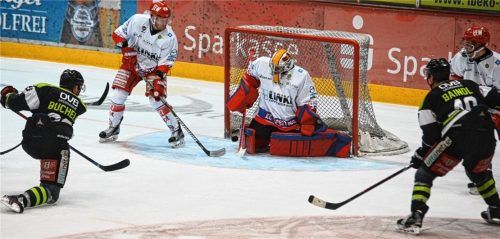 Die Entscheidung: Daniel Bucheli (links) trifft in Überzahl zum 3:0 für die Starbulls.Fotos Ruprecht