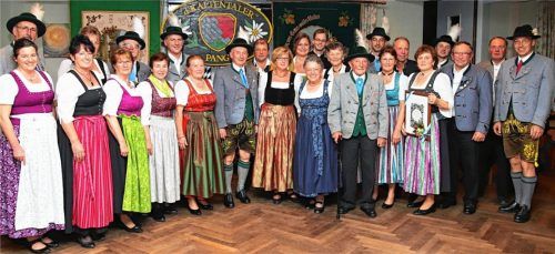Die Geehrten des Panger Trachtenvereins, allen voran Franz Dinzenhofer senior für 70 Jahre Mitgliedschaft (Neunter von rechts), eingerahmt von Vorstand Georg Kaffl (links), dessen Stellvertreterin Manuela Hehensteiger (Vierte von links), dem Landtagsabgeordneten Otto Lederer (rechts) und Kaplan Mathias Klein-Heßling (Elfter von rechts). Foto Aerzbäck